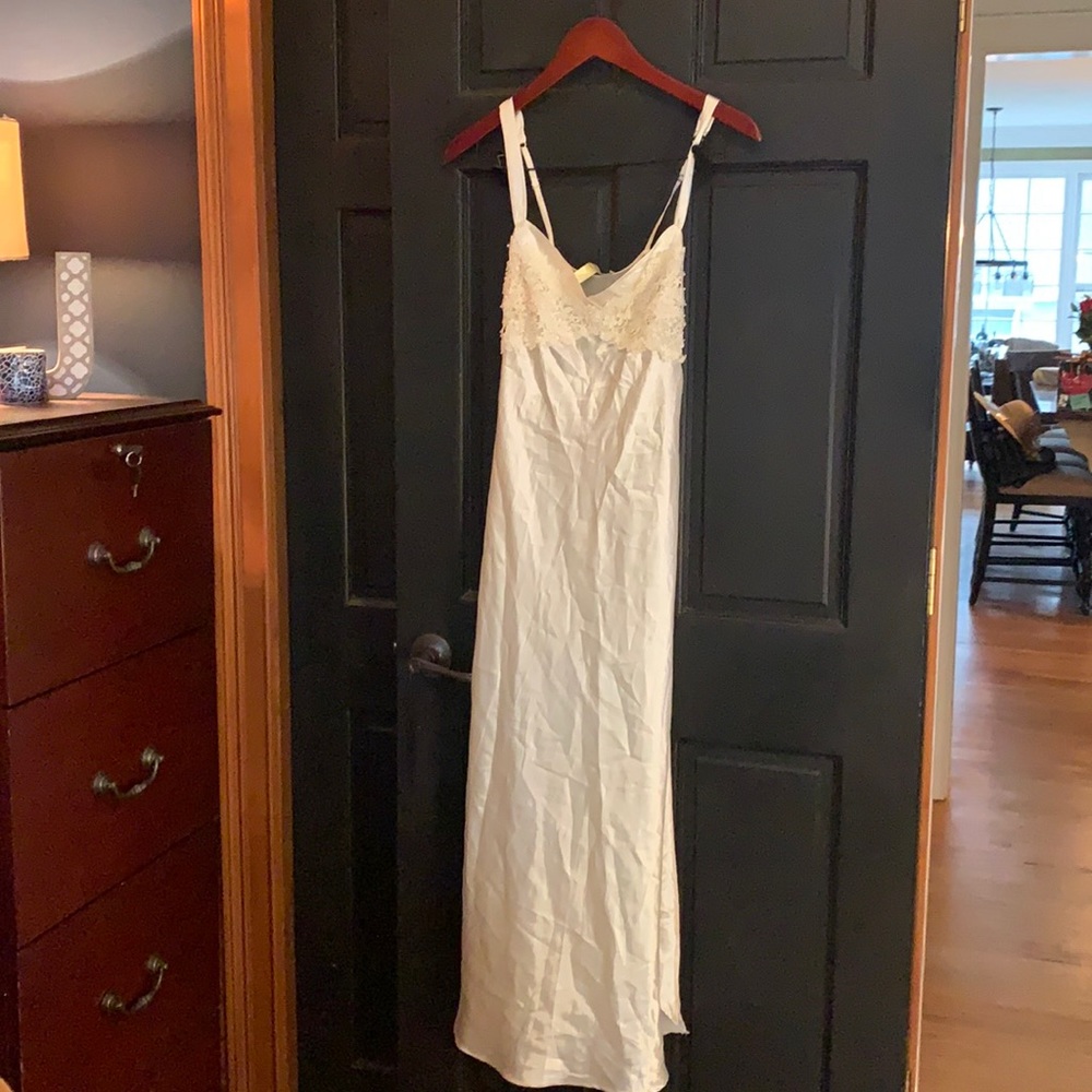 Flora Nikrose beautiful long satin gown M